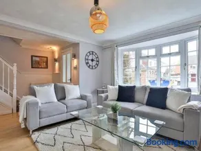 Newly Refurbished Modern 4 bed Home - Image 2