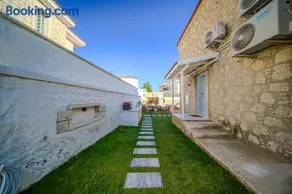 Alaçatı'da Saunalı Jakuzili Villa - Image 1