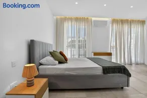 Stylish Penthouse with private Pool andJacuzzi - Image 2