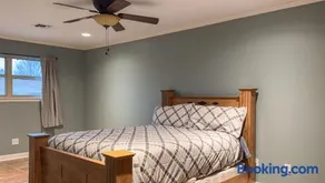The Spacious Avocado 4 Bed, 2 Bath - Image 2