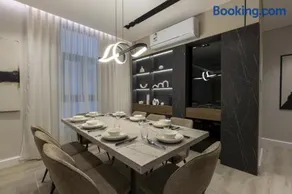 Luxury 3-Bedroom Free Parking Smart TV - Image 2