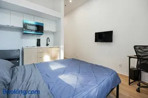 Cozy Studio Near Downtown Montreal With Parking - Image 2