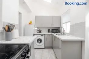 Luxury Haven 3-BDR House - Perefct for Contractors & Long Stays - Guests 8 - Hi-Speed Wi-Fi - Private Garden - Free Street Parking - Image 3