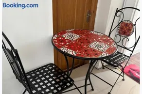 1 Bed Apartment Sleeps 2 - Free Parking - Pets - Image 2