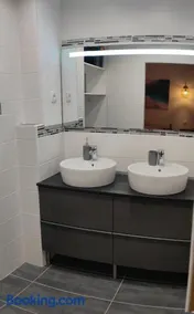 Grande Chambre Cosy avec Salle de Bain Privative - Image 4