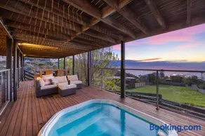 Martha's Maison Heated Spa & Unbeatable Bay Views - Image 2