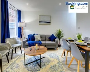 5 Bedroom - 5 Ensuite Baths, Sleeps 10, Near City Centre, with Free Wi-Fi, Garden - Family Stay - Business&Leisure 56HRC - Image 2