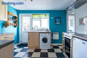 Cosy Cottage with free on street parking - Image 5