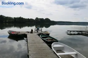"Blaues Haus am See mit Boot" - Image 1