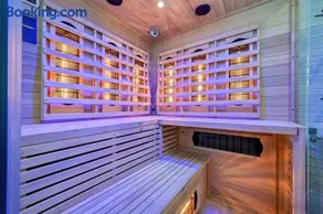 Black Pearl 5 stars Holiday House - Image 1