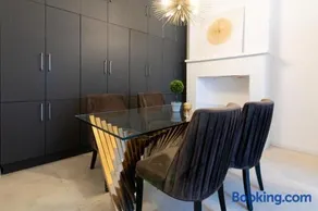 Stylish 5 Bed House Sleeps 10 Free Parking Garden Near Leicester City Centre - Image 3