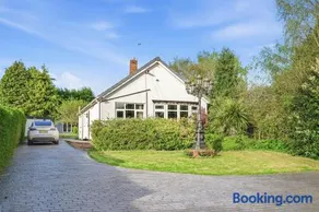 Relaxing 3-BD Retreat with Hot Tub, Pool, Garden - Image 3