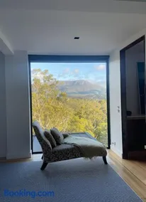 Luxe Hobart Villa - Boxwood - Image 1