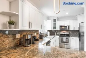La Femme luxe Paradise - HtdPool, Mini Golf, 5 Bedrooms, Jacuzzi, Game Room, BBQ,Pickleball - Image 3