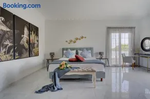 Gia's Luxury Residence - Image 3