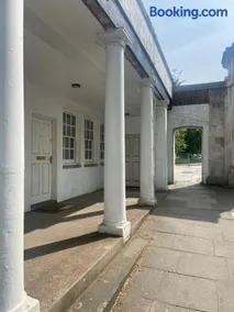Listed building close to River Thames - Image 1