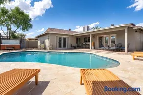 Min from Sports Stadiums Pool & Hot Tub - Image 3