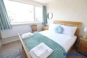 Penderic - 3 Bedroom Cowes Stay with Balcony & Panoramic Solent Views Close to Shops, Cafés, Sailing Clubs & Beach - Image 4