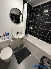 Private Room with King Size Bed, TV and Shared Bathroom - Image 3