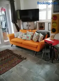 Quirky house in winchester - Image 2
