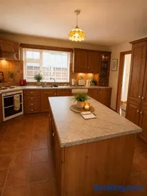 Lakeside Retreat Sleeps 8 & 15 mins from Westport - Image 3