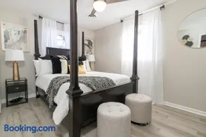 Rear deck w/ Soaking tub + Wi-Fi & Parking - Image 4