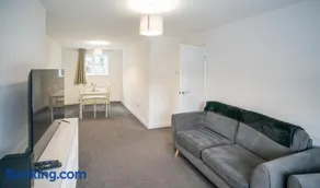 Dunstable 3-Bed House Sleeps 6 Driveway Parking Near Town Centre & Transport Links Close to Whipsnade Zoo Ideal for Families & Contractors - Image 5