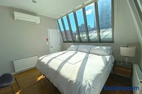 Beautiful 3 Bdrm 2 Bath Private Luxury Townhouse! - Image 5