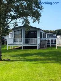 Derwent View Luxury Lake Side Caravan Home - Image 2