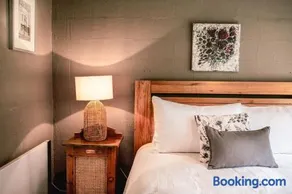Coastal Couple Retreat - Gas Log Fireplace - Sleeps 2 - Ocean Grove - Image 4
