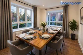 Maidstone Spacious Retreat - Hot Tub - Parking - Image 2