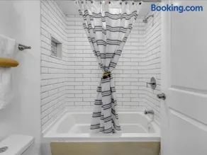 Quaint 3/2.5 home in Fort Dupont - Image 4