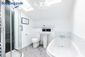 4 Bedroom House - Great for Group Stays - Image 5