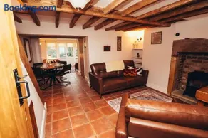 Cosy 2-Bed Cottage with Log-Burner and Garden - Image 2