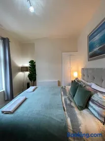 Spacious 3-Bed House Near Uni and Town Centre - Image 2