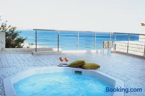 Private Luxury Villa with Whirlpool - Walk to Beach - Image 1