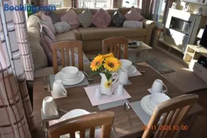 Whitecliff bay Bembridge, 3 x bedrooms, Cosy Caulkers Rest 10, Main side of the resort by the beach, pools & entertainment - Image 2