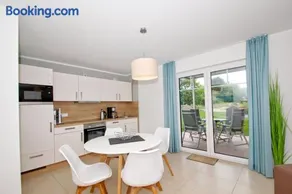 Strandresort Rex Rugia Ferienwohnung 11-1 mit Sauna- und Schwimmbadnutzung im AHOI Sellin - Image 1