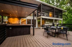 TreeTops Spacious Architectural Retreat - Image 4