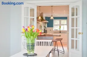 Princes Esplanade-Beachfront House with Balcony a stone throw from Gurnard Beach - Image 2