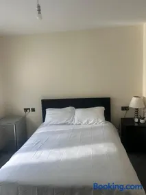 Double Room Private Bathroom Parking South Croydon - Image 3