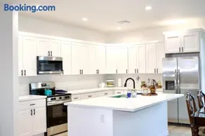 New SW Inspired Home, 9 Guests, Tesla Ready, Pet Friendly - Image 2