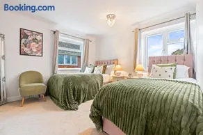 7 Mins to I54 - Albrighton Village Stay! 3 Double Beds 1 Single 2 WC - OFF M54 RAF Cosford Shifnal Telford Oxley Staffordshire -JLR Wolves Stafford I54 Business Park- 10 Mins to M6- 40 Mins to NEC Regular & Long Work Stays available - Samina- ARZ Stays - Image 3