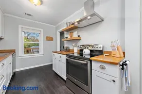 Charming Cape Cod w fenced yard dog-friendly - Image 4