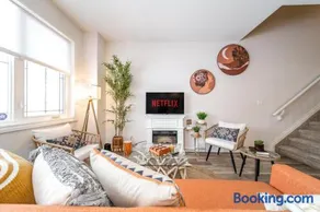 Bali Style Home - King Bed - Fireplace - Jacuzzi - Fast Wi-Fi - Free Netflix & Garage Parking - Image 1