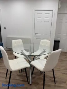 Cozy 1-BDR Apartment with Free parking, sleeps 4 - Image 3