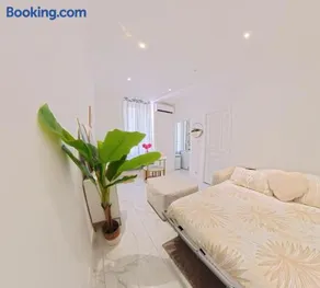 Beautiful refurbished air conditioned studio heart of Nice - Image 3