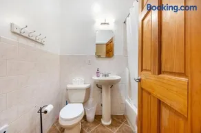 Spacious 1-bedroom retreat in Harlem - Image 4