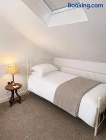 Two bed apartment, sleeps 5, ideal for work stays - Image 2