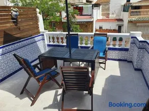 Private townhouse with roof terrace close to the beach - Image 1